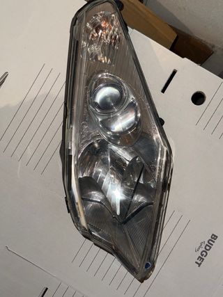 Faro derecho PEUGEOT SATELIS 125cc.