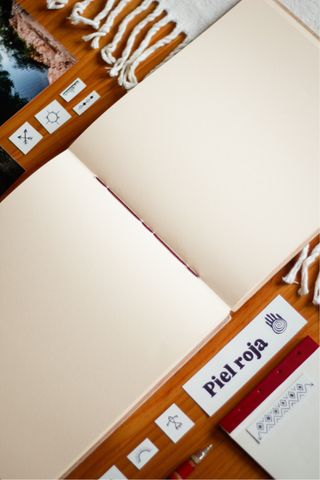 Álbum de fotos con dibujo de flores y resina