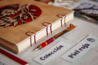 Álbum de fotos con dibujo de flores y resina