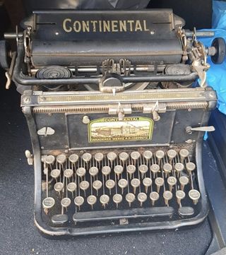Antigua máquina de escribir continental