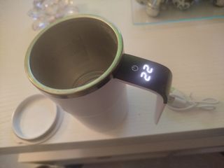 Taza térmica y mezcladora con carga USB