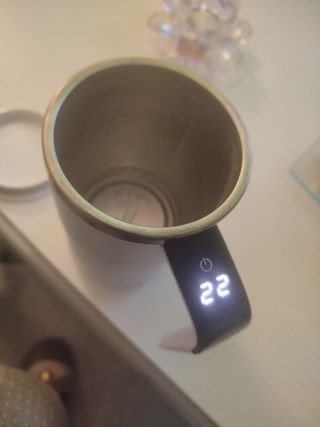 Taza térmica y mezcladora con carga USB