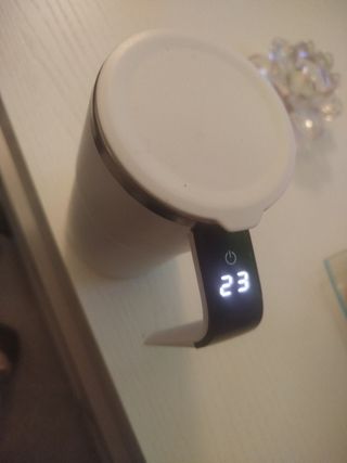 Taza térmica y mezcladora con carga USB