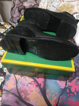 "Botínes Negros de Piel".