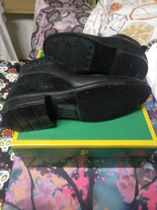 "Botínes Negros de Piel".