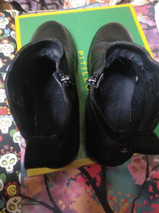 "Botínes Negros de Piel".