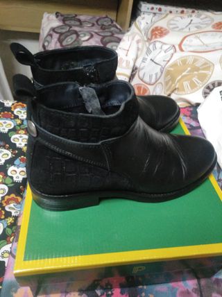 "Botínes Negros de Piel".