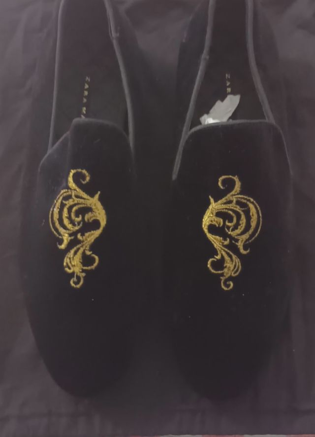 Sapato Zara black velvet como novo-40