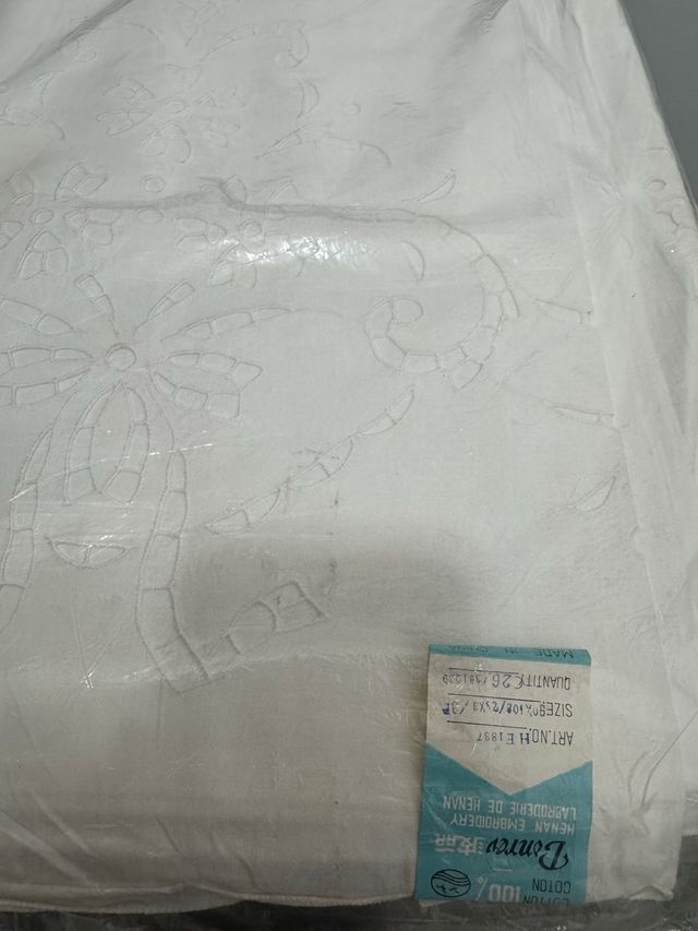 Lenzuolo matrimoniale bianco intagliato