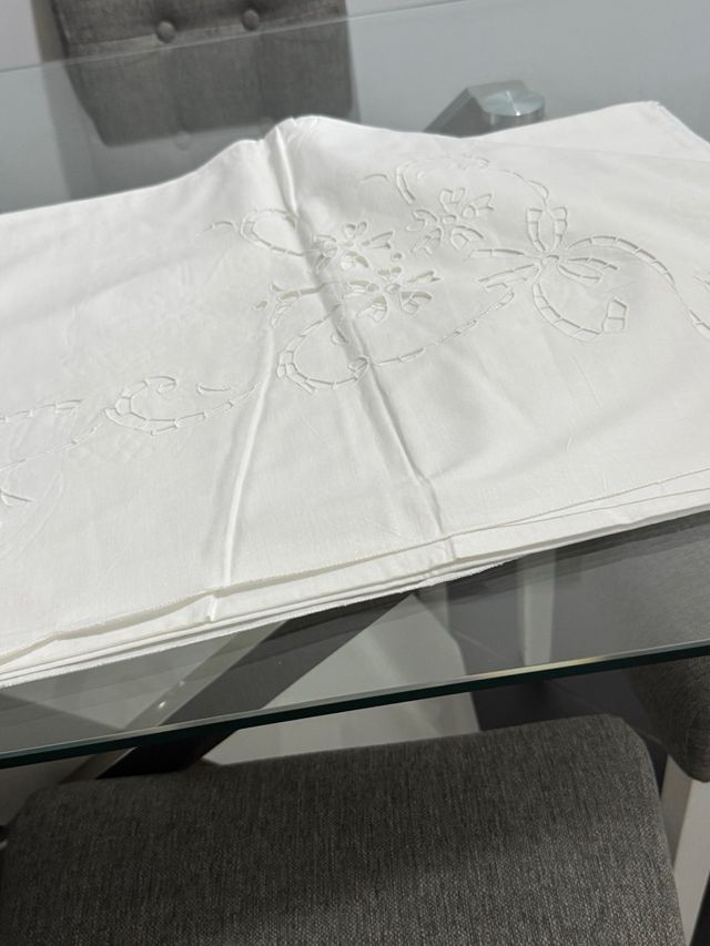 Lenzuolo matrimoniale bianco intagliato