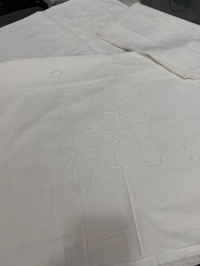 Lenzuolo matrimoniale bianco intagliato