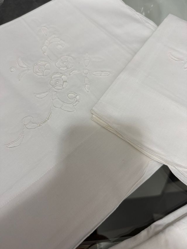 Lenzuolo matrimoniale bianco intagliato