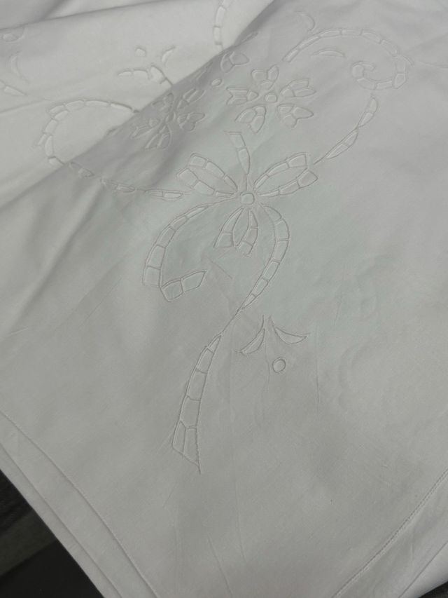 Lenzuolo matrimoniale bianco intagliato