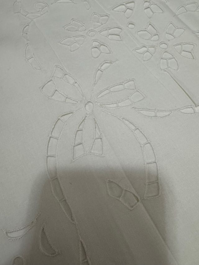 Lenzuolo matrimoniale bianco intagliato