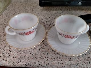 4 tazas con sus platos