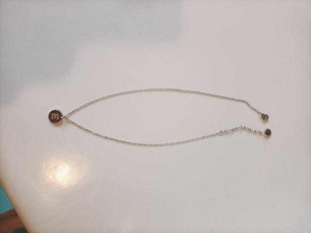 Collanina con iniziale E