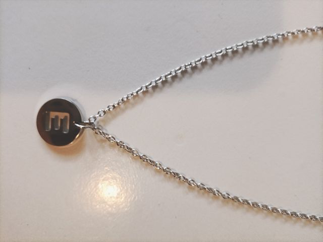 Collanina con iniziale E