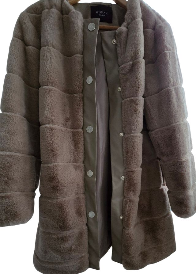 Chaquetón marrón marca Woman, de El Corte Inglés 