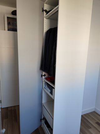 Armario espectacular con puerta espejo