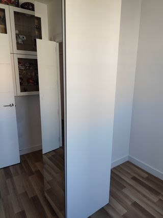 Armario espectacular con puerta espejo