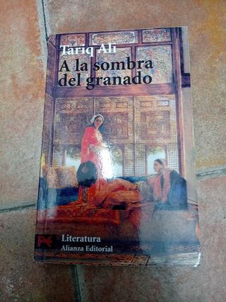A la sombra del granado (Literatura / Literature) (Spanish Edition)