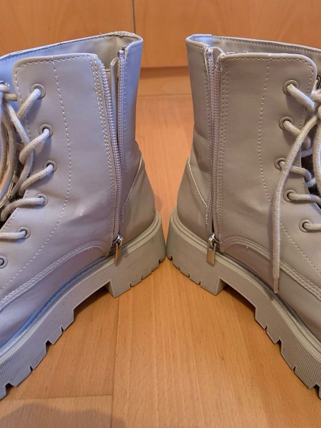 Botas. Marca Bershka. 38. Color beige. Muy b