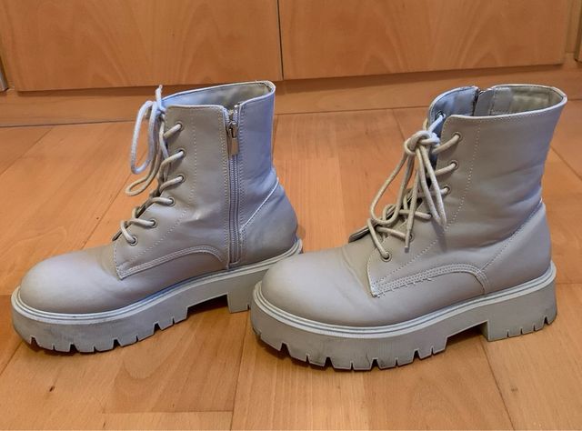 Botas. Marca Bershka. 38. Color beige. Muy b