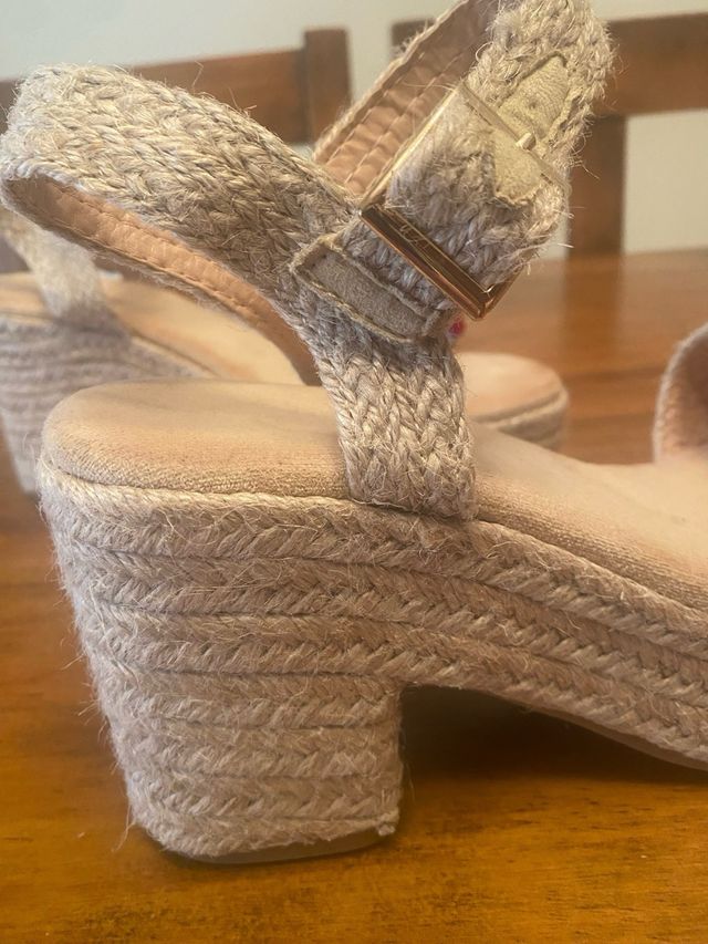 Sandalias de tacón de esparto