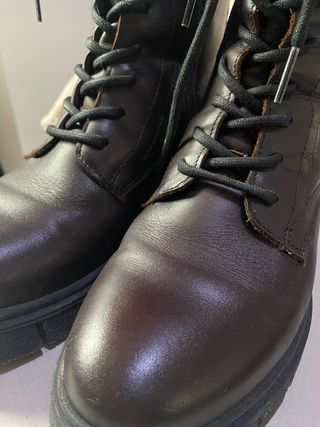 Stivali con lacci in pelle