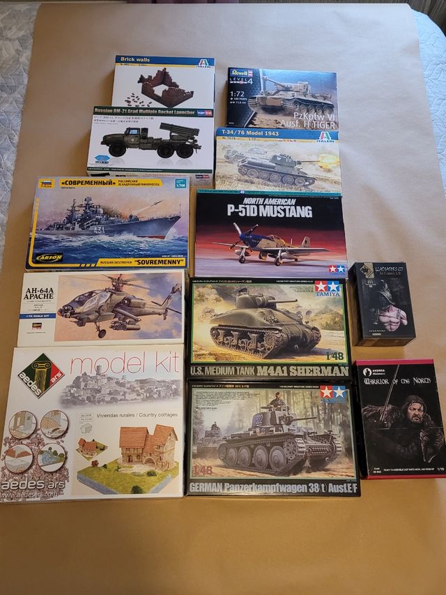 Lote 8 maquetas y 2 bustos