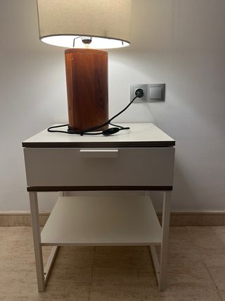 2 Mesitas de noche blancas de madera