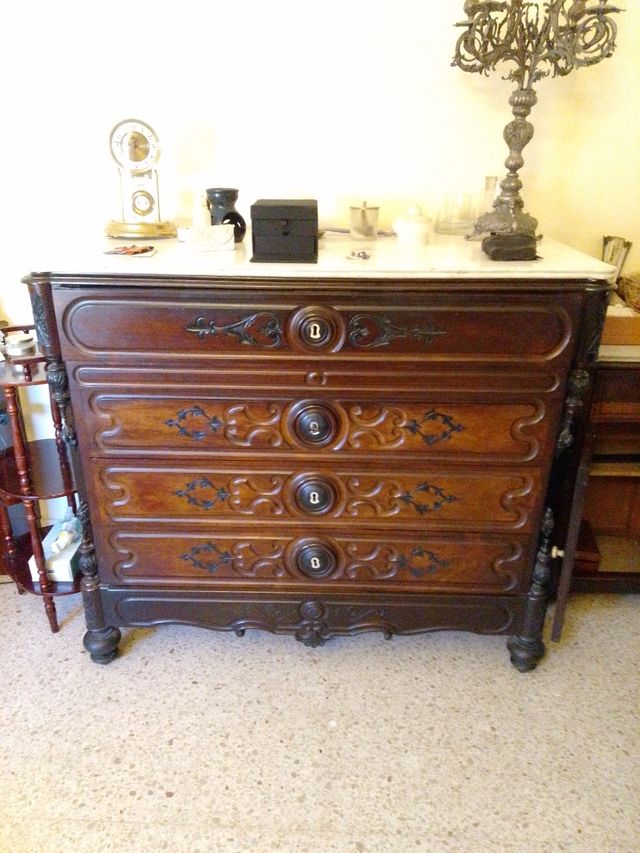 Cómoda antigua ditada