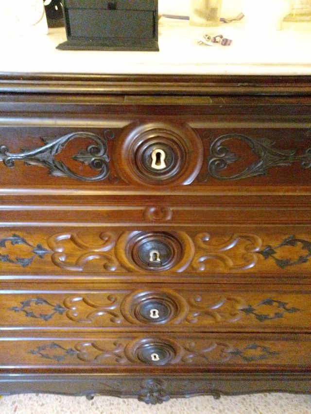 Cómoda antigua ditada