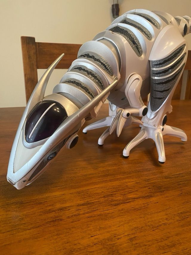 Robot dinosaurio teledirigido
