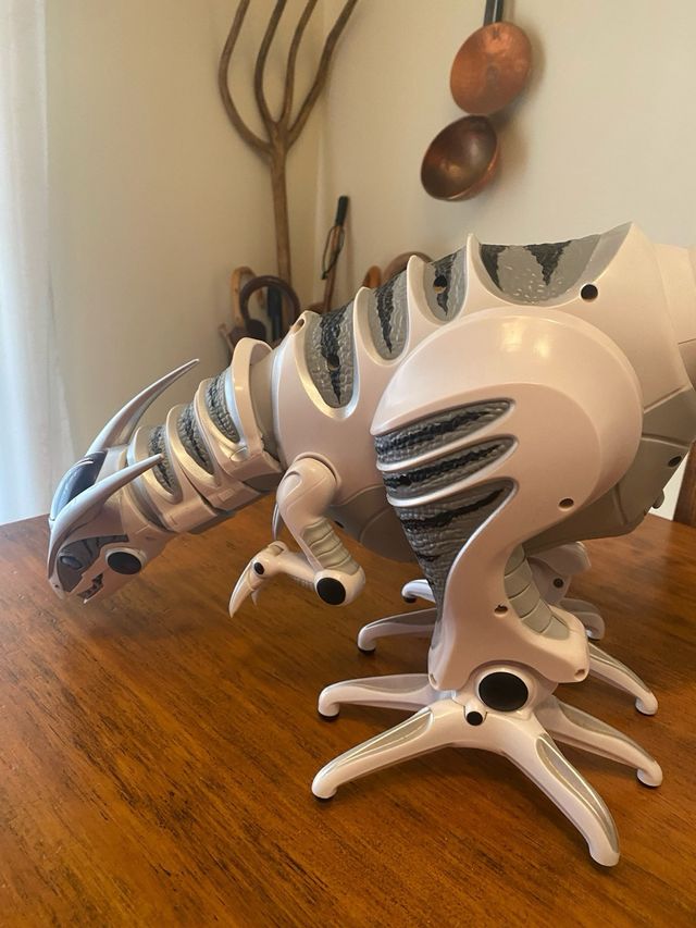 Robot dinosaurio teledirigido