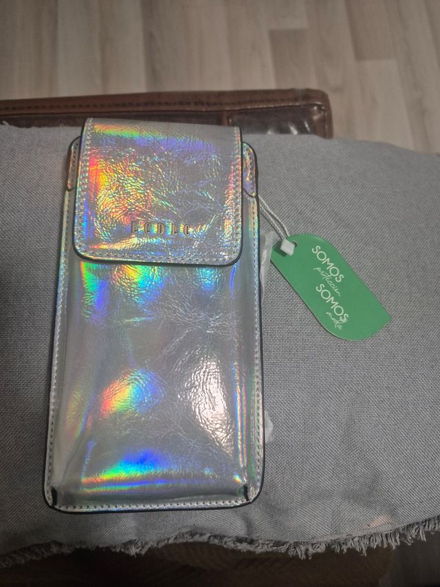 Frunda de móvil y cartera sin estrenar