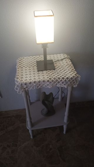 MESA AUXILIAR CON LÁMPARA