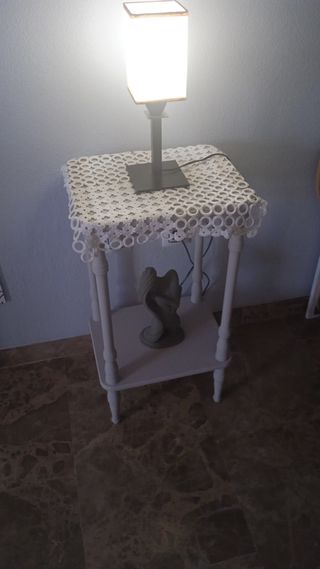 MESA AUXILIAR CON LÁMPARA