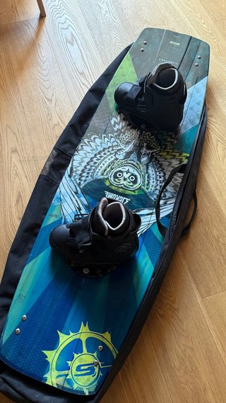 Tabla Slingshot wakeboard con botas