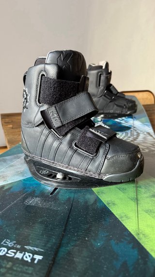 Tabla Slingshot wakeboard con botas