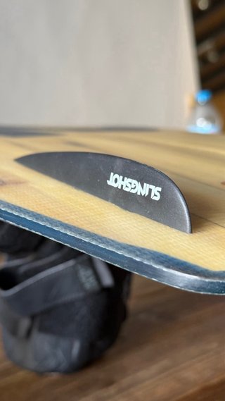 Tabla Slingshot wakeboard con botas