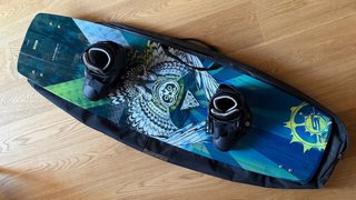Tabla Slingshot wakeboard con botas