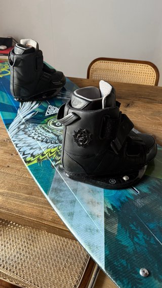 Tabla Slingshot wakeboard con botas