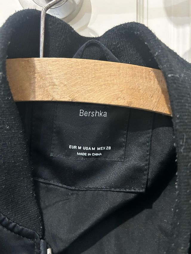 Chaqueta bomber negra Berskha