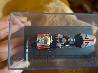 Maqueta Ducati 998R Pierfrancesco Chili
