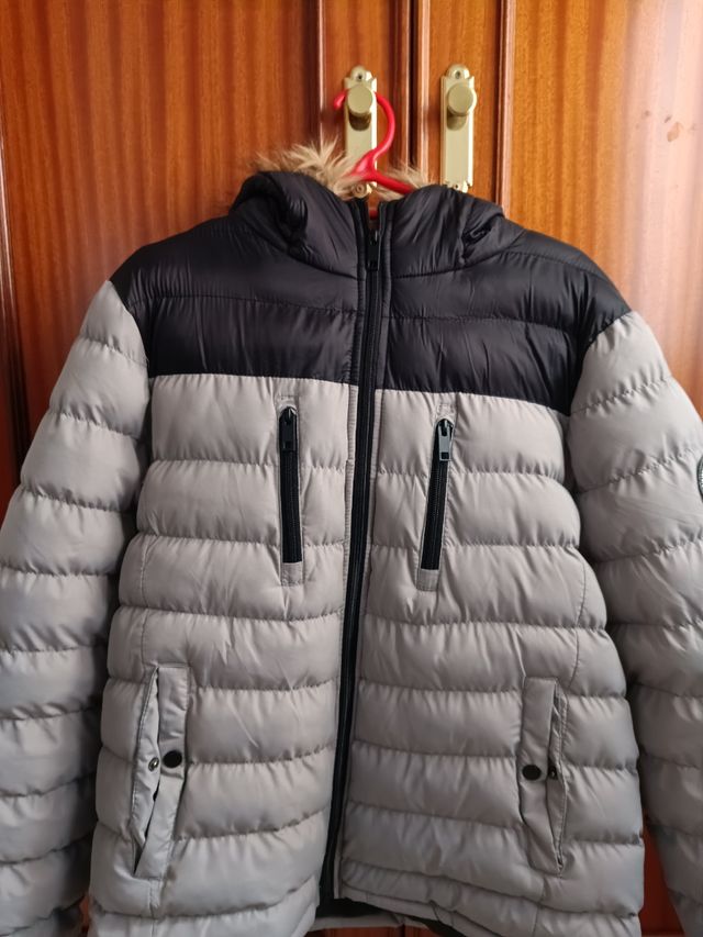 Chaqueta plumas de color gris