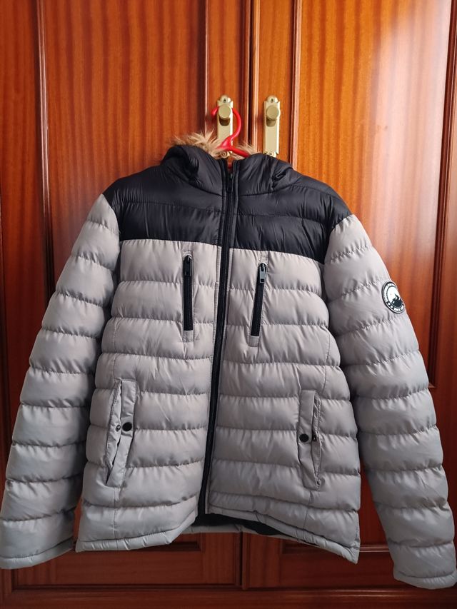 Chaqueta plumas de color gris