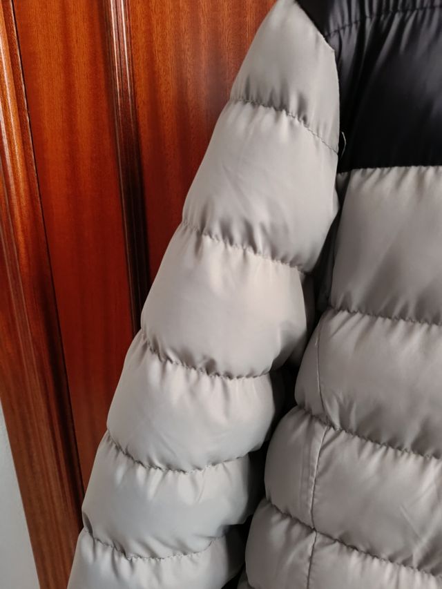 Chaqueta plumas de color gris