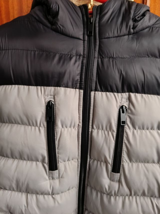 Chaqueta plumas de color gris