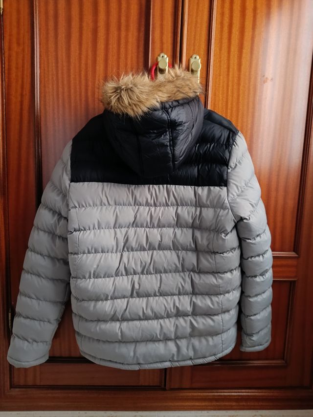 Chaqueta plumas de color gris